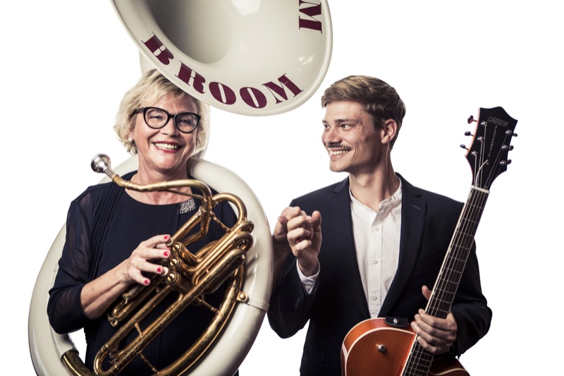 Studioporträt: Heike Besen am Sousaphon und Julius mit Gitarre, Frühjahr 2019.